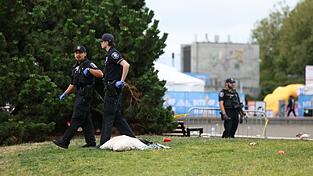 Bewaffnete Einsatzkräfte rückten zum Seattle Center aus. Bewaffnete Einsatzkräfte rückten zum Seattle Center aus.