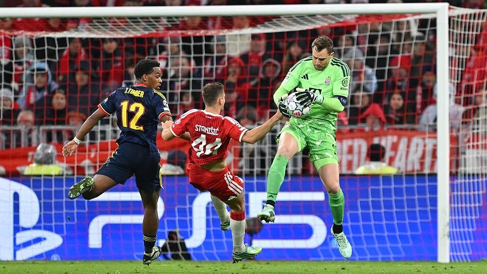 Manuel Neuer (r) überließ Kane den Abstoß, der fast zum Tor geführt hätte. Manuel Neuer (r) überließ Kane den Abstoß, der fast zum Tor geführt hätte.