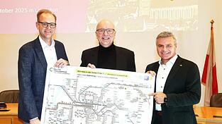 MVV-Geschäftsführer Bernd Rosenbusch (von links), Oberbürgermeister Alexander Putz und Landrat Peter Dreier präsentieren das neue Tarifgebiet des Münchner Verkehrs- und Tarifverbundes, in dem 2026 erstmals auch die Region Landshut mit dabei sein wird. MVV-Geschäftsführer Bernd Rosenbusch (von links), Oberbürgermeister Alexander Putz und Landrat Peter Dreier präsentieren das neue Tarifgebiet des Münchner Verkehrs- und Tarifverbundes, in dem 2026 erstmals auch die Region Landshut mit dabei sein wird.