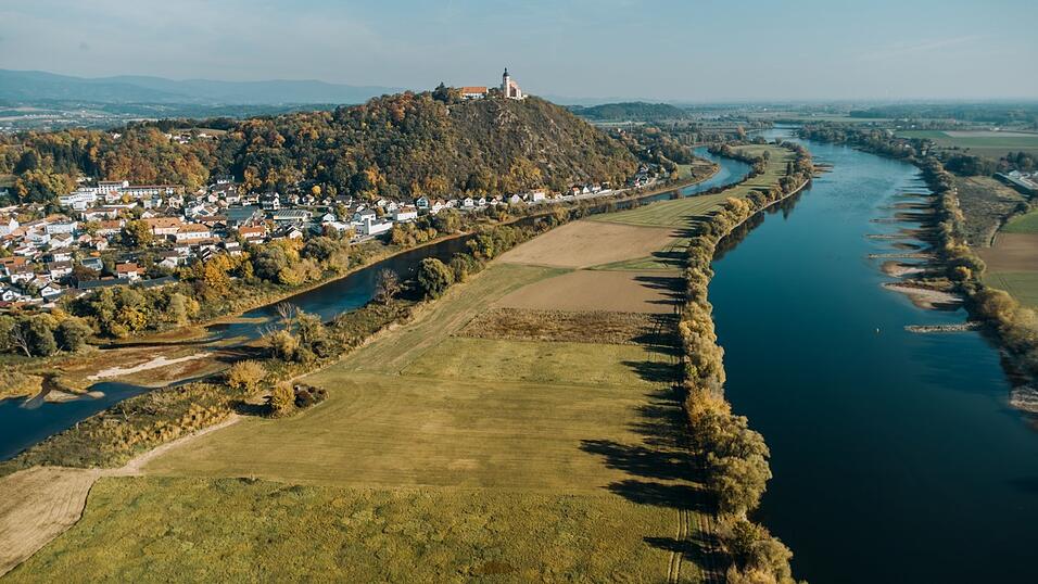 Seit Monaten führt die Donau wenig Wasser. Überall - wie hier mit Blick auf den Bogenberg - ragen die Buhnen aus dem Wasser. Um den Pegel längerfristig ansteigen zu lassen, bräuchte es über eine längere Dauer hinweg Niederschläge. Seit Monaten führt die Donau wenig Wasser. Überall - wie hier mit Blick auf den Bogenberg - ragen die Buhnen aus dem Wasser. Um den Pegel längerfristig ansteigen zu lassen, bräuchte es über eine längere Dauer hinweg Niederschläge.