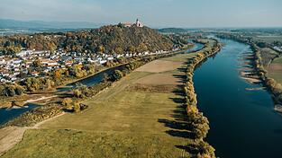 Seit Monaten führt die Donau wenig Wasser. Überall - wie hier mit Blick auf den Bogenberg - ragen die Buhnen aus dem Wasser. Um den Pegel längerfristig ansteigen zu lassen, bräuchte es über eine längere Dauer hinweg Niederschläge. Seit Monaten führt die Donau wenig Wasser. Überall - wie hier mit Blick auf den Bogenberg - ragen die Buhnen aus dem Wasser. Um den Pegel längerfristig ansteigen zu lassen, bräuchte es über eine längere Dauer hinweg Niederschläge.