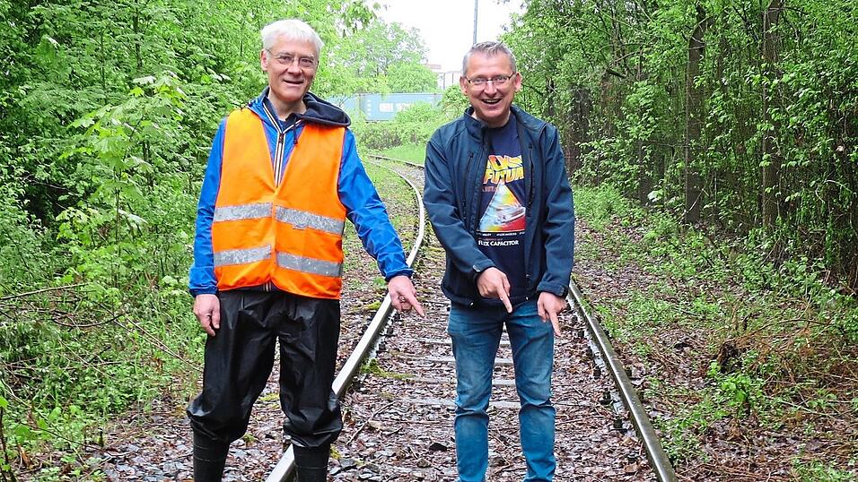 Jan Mascheck (r.) und Martin Kempter zeigen den Unterschied zwischen einem Eisen- und einem Stra&szlig;enbahngleis: Die Stra&szlig;enbahnspur ist 43,5 Zentimeter schmaler.