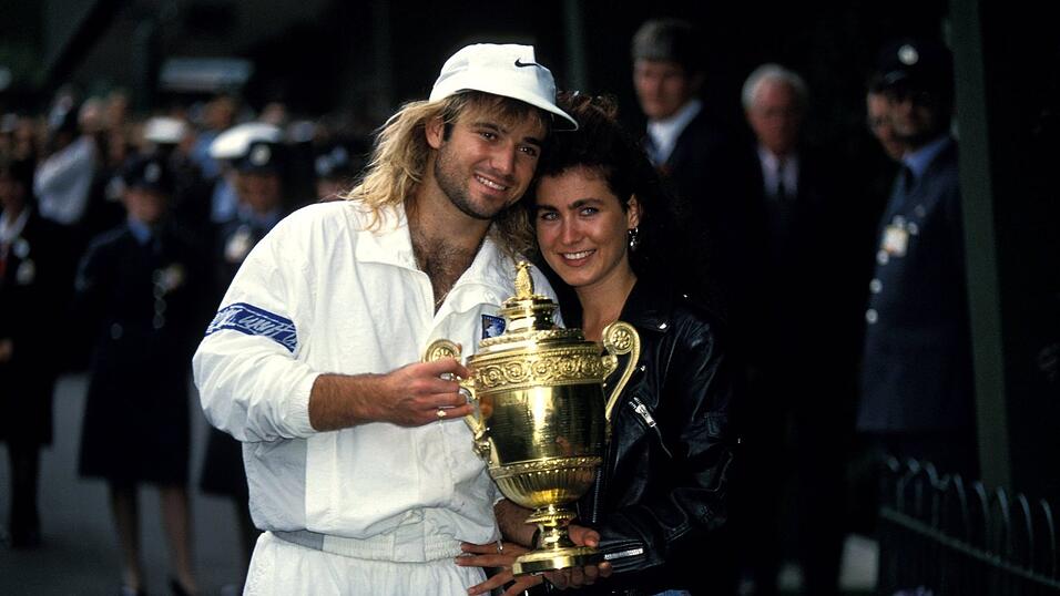 Steiler Aufstieg: Am 22. Juni 1992 gewann Andre Agassi zum ersten mal das prestigetr&auml;chtige Wimbledon-Turnier. Hier pr&auml;sentiert er die Troph&auml;e mit seiner damaligen Partnerin, der Schauspielerin Brooke Shields. Das Paar heiratete 1997, die Ehe war jedoch turbulent und endete bereits 1999 wieder.