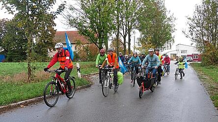 Rund 40 Radler trafen sich, um für bessere und sicherere Radwege zu werben.
