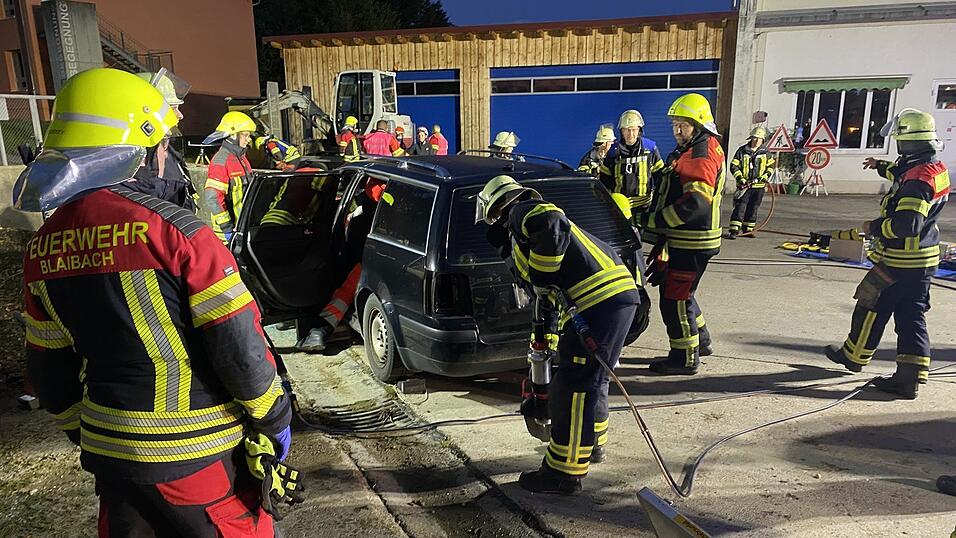 Die Feuerwehren Blaibach und Bad Kötzting sowie das BRK übten gemeinsam. Die Feuerwehren Blaibach und Bad Kötzting sowie das BRK übten gemeinsam.