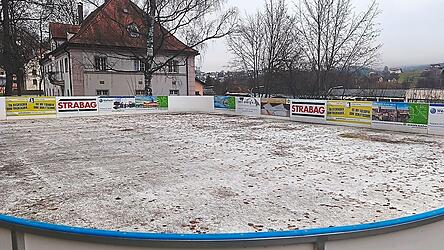 Verdreckt statt Wei&szlig; wie Eis: Rund 216 Quadratmeter ist die Ganzjahreseisbahn im Dr.-Schellerer-Park gro&szlig;.