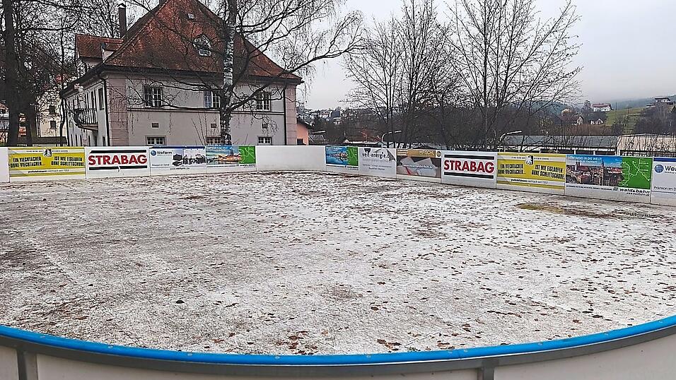 Verdreckt statt Wei&szlig; wie Eis: Rund 216 Quadratmeter ist die Ganzjahreseisbahn im Dr.-Schellerer-Park gro&szlig;.