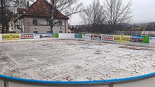Verdreckt statt Weiß wie Eis: Rund 216 Quadratmeter ist die Ganzjahreseisbahn im Dr.-Schellerer-Park groß.