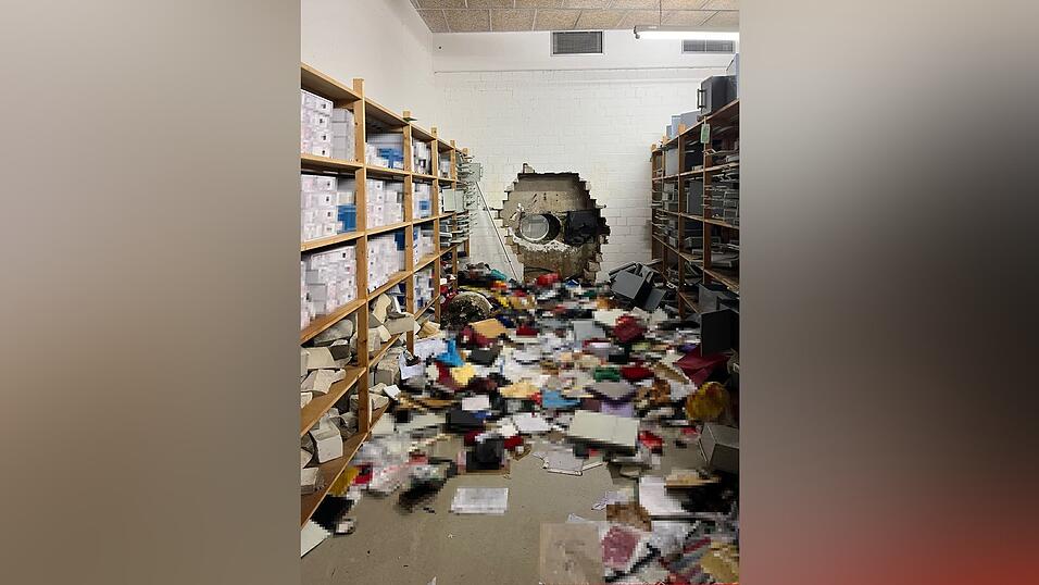 Zahlreiche Unterlagen liegen auf dem Boden des Tresorraums.