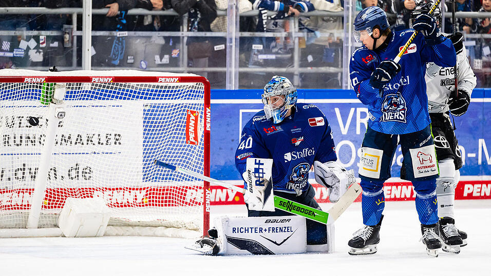 Henrik Haukeland kann dem Puck nur hinterhersehen. Die Straubing Tigers mussten sich beim Hauptrunden-Showdown gegen die K&ouml;lner Haie trotz ansprechender Leistung mit 3:6 geschlagen geben. Dennoch beendeten die Blau-Wei&szlig;en die Punkterunde mit 101 Z&auml;hlern (Klubrekord) auf Platz drei der DEL.