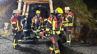 Die Atemschutzger&auml;tetr&auml;ger trugen die aufgefundenen Personen ins Freie und versorgten sie.