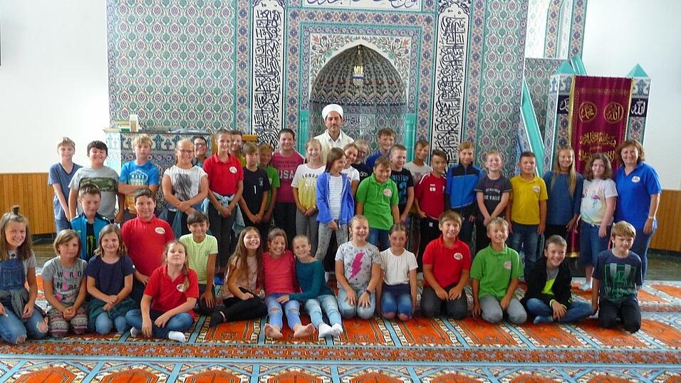 Zum Abschluss stellte sich Ersin Akbaba mit den Kindern zu einem Erinnerungsbild im Gebetsraum der Moschee.