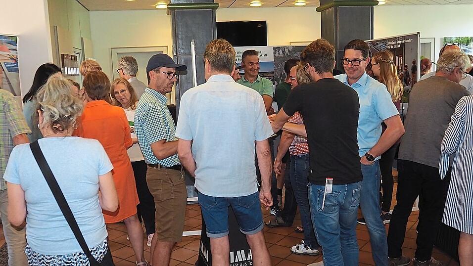 Zahlreich waren die Interessierten zur Veranstaltung gekommen. Auch eine Vielzahl Gemeinderäte waren unter ihnen. Zahlreich waren die Interessierten zur Veranstaltung gekommen. Auch eine Vielzahl Gemeinderäte waren unter ihnen.