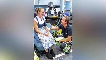 Maximilian Pfandl ist Leiter des Einsatzbetriebs. Mit Rosa stellt er bei der Pressekonferenz dar, wie ein möglicher Einsatz aussehen kann.