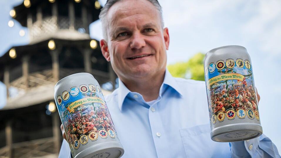 Wiesnchef Christian Scharpf zeigt den aktuellen Maßkrug der Wiesnwirte. Wiesnchef Christian Scharpf zeigt den aktuellen Maßkrug der Wiesnwirte.