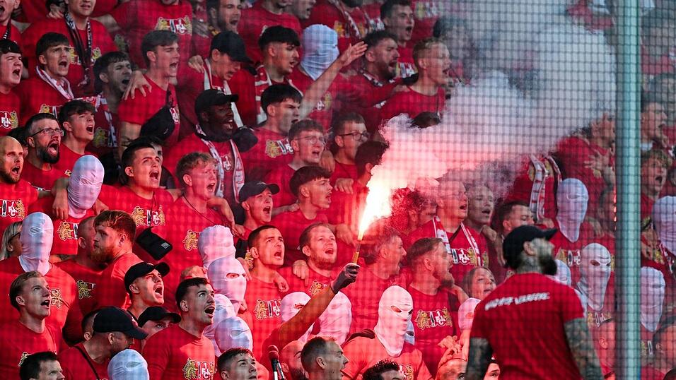 Kaiserslauterns Fans zündeten Pyrotechnik. Kaiserslauterns Fans zündeten Pyrotechnik.