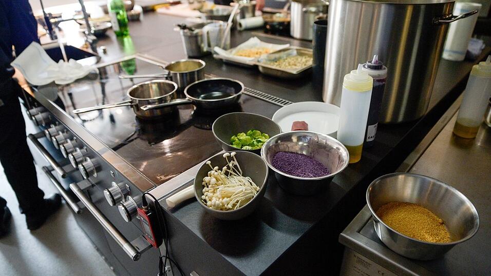 Lucki Maurer, Koch im Stoi in Rattenberg, empfiehlt Rehrücken mit Maronen-Mispel-Püree, Blaukraut-Gel, Blaukraut-Jus und Crumble. Lucki Maurer, Koch im Stoi in Rattenberg, empfiehlt Rehrücken mit Maronen-Mispel-Püree, Blaukraut-Gel, Blaukraut-Jus und Crumble.