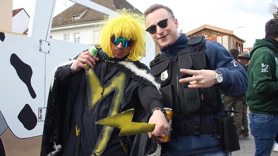 Viele Faschings-Fans haben sich am Samstag den Umzug in Langenbach angesehen. Viele Faschings-Fans haben sich am Samstag den Umzug in Langenbach angesehen.