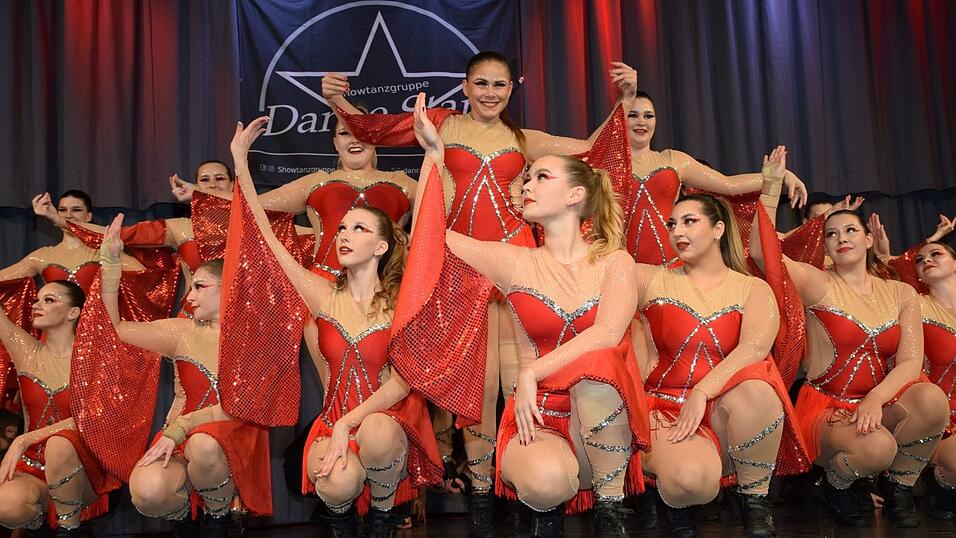 Anmutig elegante Teamleistung, die begeisterte. - Die 'Dance Stars' hatten zur Premiere f&uuml;r das Programm 2024 geladen.
