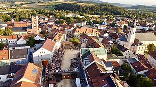 Festspielarena zwischen Stadtturm, Rathaus und Stadtpfarrkirche: Würde man nach einem Motiv suchen, das für Furth im Wald steht, hätte dieses Bild sicherlich gute Chancen. Festspielarena zwischen Stadtturm, Rathaus und Stadtpfarrkirche: Würde man nach einem Motiv suchen, das für Furth im Wald steht, hätte dieses Bild sicherlich gute Chancen.