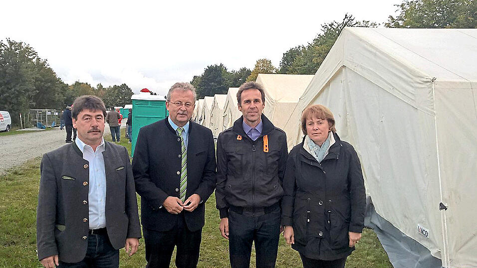 Im Jahr 2015 entstand in Mitterharthausen ein Wartebereich, den fast 100.000 Flüchtlinge durchliefen - auch für Bürgermeisterin Barbara Unger (rechts) eine schwierige Zeit. Im Jahr 2015 entstand in Mitterharthausen ein Wartebereich, den fast 100.000 Flüchtlinge durchliefen - auch für Bürgermeisterin Barbara Unger (rechts) eine schwierige Zeit.