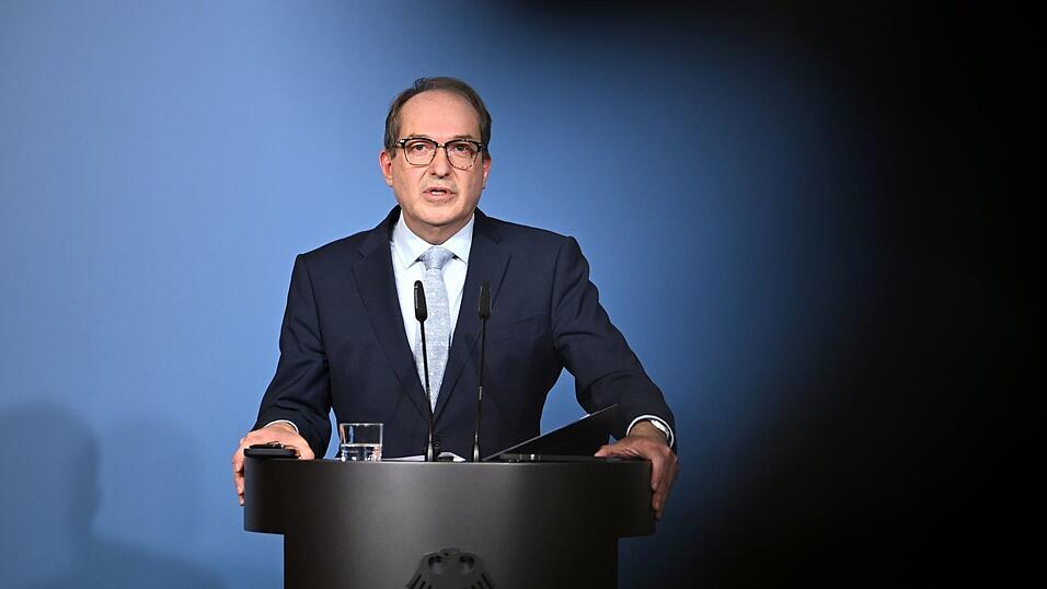 Bundesinnenminister Alexander Dobrindt (CSU) hält nichts von einem AfD-Verbotsverfahren, lässt die Partei aber weiterhin durch den Inlandsgeheimdienst beobachten. Bundesinnenminister Alexander Dobrindt (CSU) hält nichts von einem AfD-Verbotsverfahren, lässt die Partei aber weiterhin durch den Inlandsgeheimdienst beobachten.