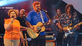Da geht die Post ab: Bürgermeisterin Alexandra Riedl, Manuel Riedl und Sandro Fichtlscherer gemeinsam als „All-Stars-Band mit Susi“ mit ihrem kraftvollen „Life is a Movie“. Da geht die Post ab: Bürgermeisterin Alexandra Riedl, Manuel Riedl und Sandro Fichtlscherer gemeinsam als „All-Stars-Band mit Susi“ mit ihrem kraftvollen „Life is a Movie“.