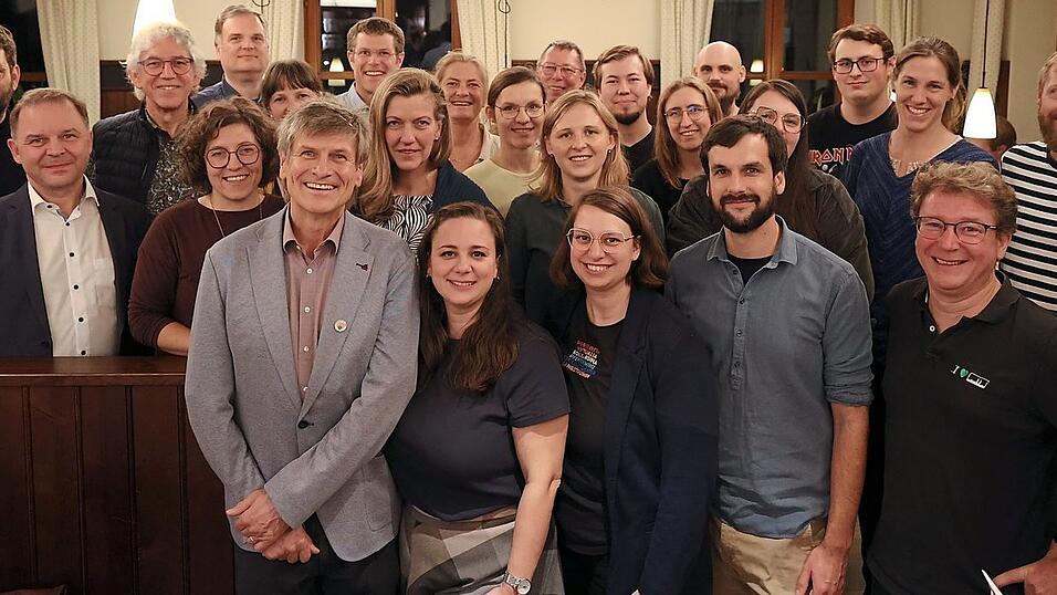 Die am Ende der Aufstellungsversammlung anwesenden Stadtrats- und Ersatzkandidaten zusammen mit (v. l.) Wahlleiter MdL Johannes Becher und Landratskandidat Stephan Griebel. Die am Ende der Aufstellungsversammlung anwesenden Stadtrats- und Ersatzkandidaten zusammen mit (v. l.) Wahlleiter MdL Johannes Becher und Landratskandidat Stephan Griebel.
