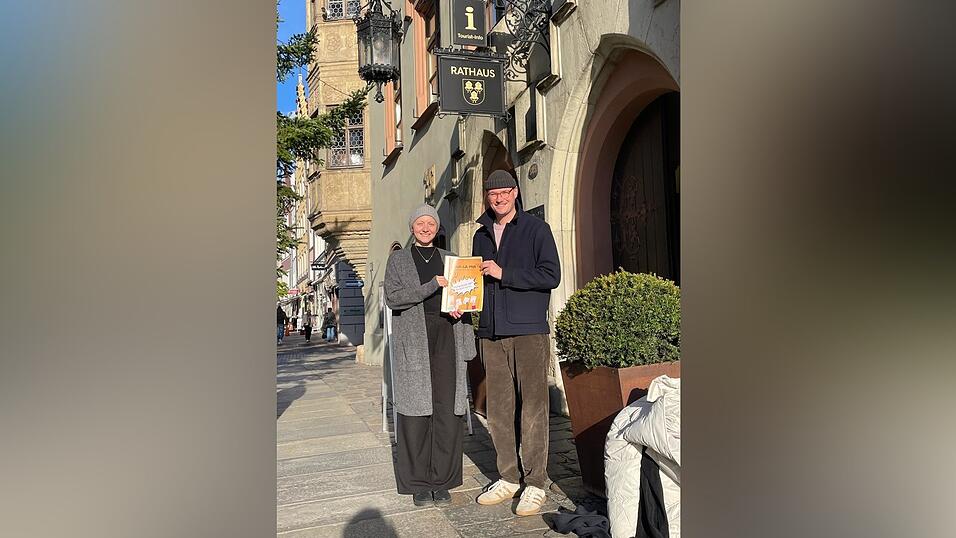 Maria Fuchs und Florian Zierer vom SJR kündigen an, am 29. November ihren Themenkatalog mit 32 Thesen für den „WahLAmat“ an die Kommunalwahl-Kandidaten zu schicken. Diese haben bis 18. Januar Zeit, Antworten zu geben. Maria Fuchs und Florian Zierer vom SJR kündigen an, am 29. November ihren Themenkatalog mit 32 Thesen für den „WahLAmat“ an die Kommunalwahl-Kandidaten zu schicken. Diese haben bis 18. Januar Zeit, Antworten zu geben.