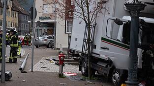 Erst die Hauswand einer Gastst&auml;tte bringt den Transporter zum Stehen.