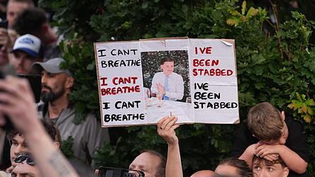 Demonstranten stehen vor einer Polizeiwache in Southampton. Viele halten Schilder mit Nowaks Foto und seinen letzten Worten hoch. Demonstranten stehen vor einer Polizeiwache in Southampton. Viele halten Schilder mit Nowaks Foto und seinen letzten Worten hoch.