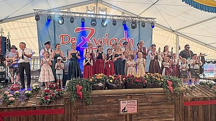 Auf der B&uuml;hne der Festverein. F&uuml;r das Fest wurde ein eigenes Lied komponiert, das immer wieder angestimmt wurde.
