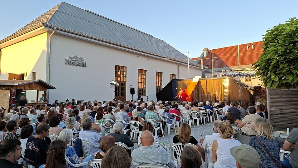 Zu den Vorführungen des Kulturmobils im Postsaalhinterhof blieb kaum noch ein Platz frei - und die Zuschauer zeigten sich begeistert. Zu den Vorführungen des Kulturmobils im Postsaalhinterhof blieb kaum noch ein Platz frei - und die Zuschauer zeigten sich begeistert.