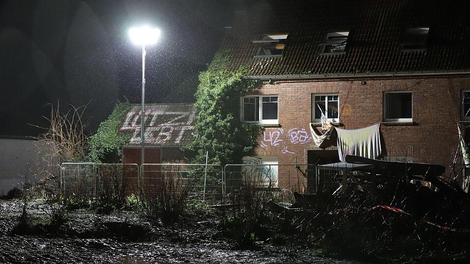 In der Nacht wird ein Haus mit Flutlicht beleuchtet.