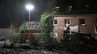 In der Nacht wird ein Haus mit Flutlicht beleuchtet.
