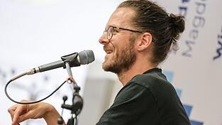 Buchautor Arne Semsrott las zweimal in Magdeburg. Sowohl das Kulturzentrum Moritzhof als auch die Zentralbibliothek waren ausverkauft.