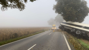Ein Lastwagen ist von der Stra&szlig;e abgekommen und hat dabei rund 300 Liter Diesel verloren.