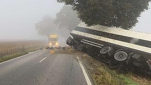 Ein Lastwagen ist von der Straße abgekommen und hat dabei rund 300 Liter Diesel verloren. Ein Lastwagen ist von der Straße abgekommen und hat dabei rund 300 Liter Diesel verloren.