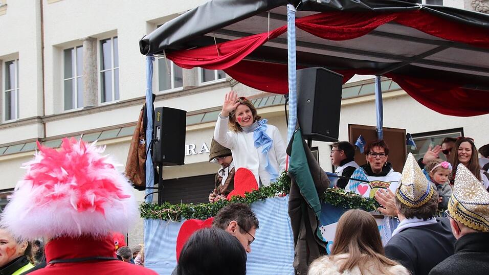 In der Regensburger Altstadt sind mit dem Ostbayerischen Faschingszug die Narren los. In der Regensburger Altstadt sind mit dem Ostbayerischen Faschingszug die Narren los.