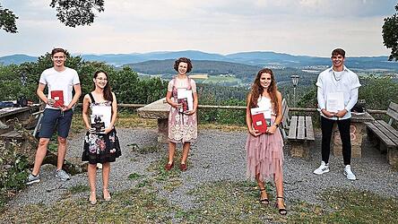 Buchpreise gab es f&uuml;r die besten Fachabiturienten und Abiturienten der Beruflichen Oberschule.