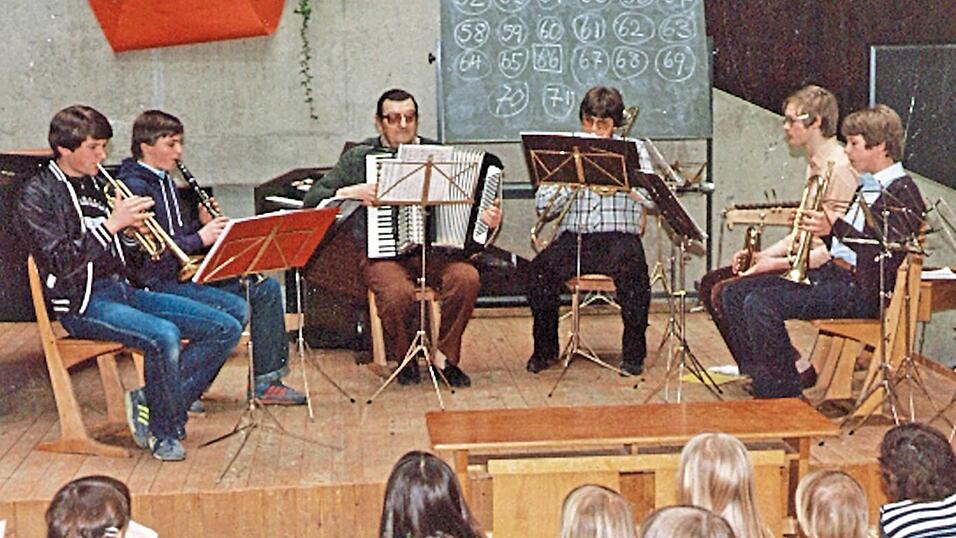 Bei einer Musikparty in den frühen 80er-Jahren hatten die jungen Musiker mit Joseph Ramsauer am Akkordeon einen ihrer ersten Auftritte. Bei einer Musikparty in den frühen 80er-Jahren hatten die jungen Musiker mit Joseph Ramsauer am Akkordeon einen ihrer ersten Auftritte.