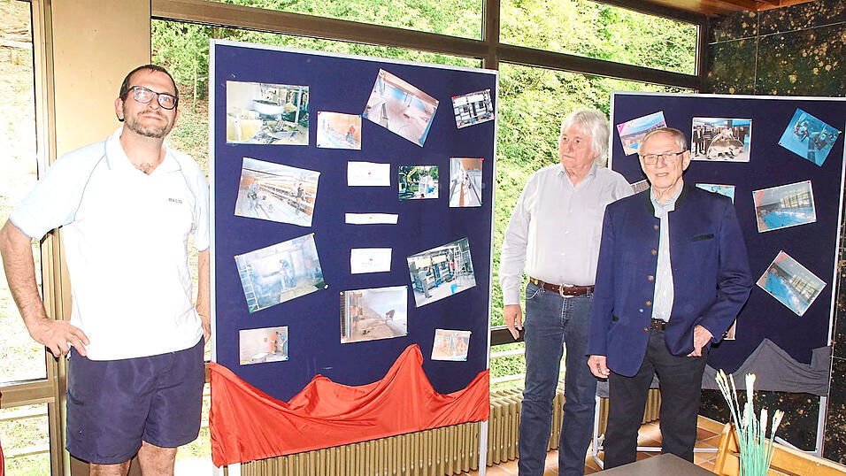 Von links: Bademeister Thomas Roloff, der fr&uuml;here Donau-Post-Redaktionsleiter Josef Raith und stellvertretender B&uuml;rgermeister Gerhard Schmautz bei der Ausstellungser&ouml;ffnung am Dienstagnachmittag.