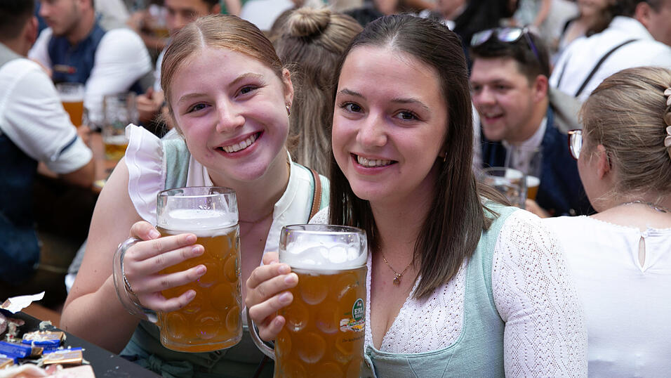 Die Partybilder vom Montag, 11. August, aus dem Festzelt Wenisch. Die Partybilder vom Montag, 11. August, aus dem Festzelt Wenisch.