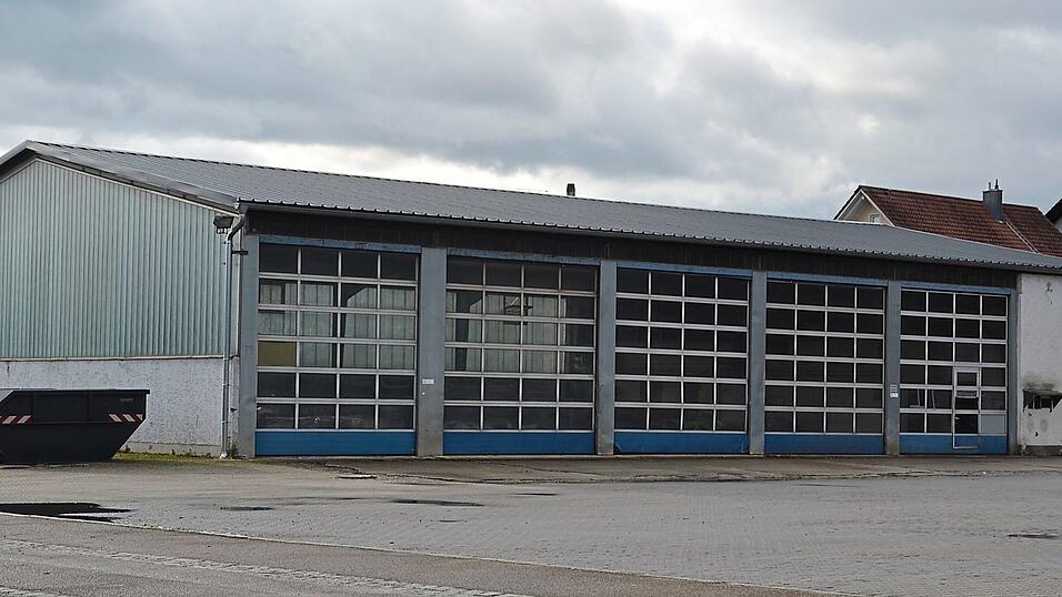 Diese frühere Kfz-Halle soll einem Beherbergungsbetrieb weichen. Das Vorhaben war im Bauausschuss des Marktrats nicht unumstritten. Diese frühere Kfz-Halle soll einem Beherbergungsbetrieb weichen. Das Vorhaben war im Bauausschuss des Marktrats nicht unumstritten.