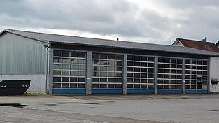 Diese frühere Kfz-Halle soll einem Beherbergungsbetrieb weichen. Das Vorhaben war im Bauausschuss des Marktrats nicht unumstritten.