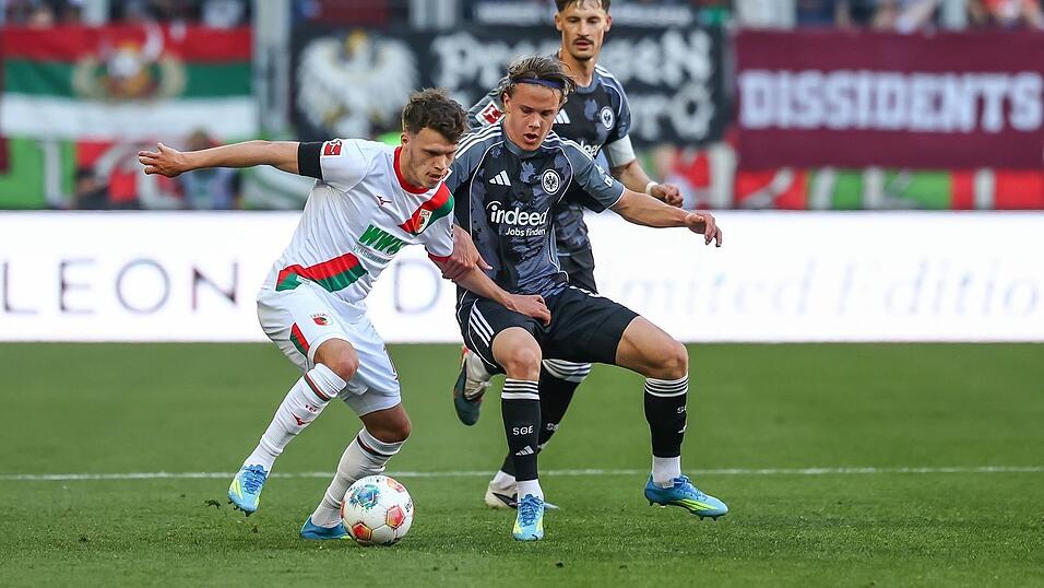 Augsburgs Robin Fellhauer (l) behauptet sich gegen den Frankfurter Love Arrhov.