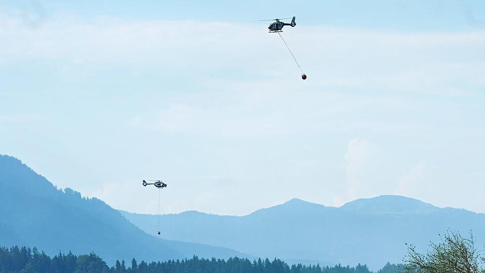 Hubschrauber bringen Löschwasser zu einem Wald- und Moorbrand. (Archivbild) Hubschrauber bringen Löschwasser zu einem Wald- und Moorbrand. (Archivbild)