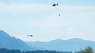Hubschrauber bringen Löschwasser zu einem Wald- und Moorbrand. (Archivbild) Hubschrauber bringen Löschwasser zu einem Wald- und Moorbrand. (Archivbild)
