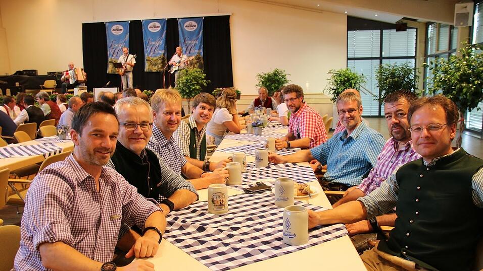 Auch die Kirchhofsch&uuml;tzen hatten Spa&szlig; an der Bierprobe - hier zusammen mit Florian Lehminger, der heuer in die Rolle des 'Neu&szlig;l Hans' zur&uuml;ckkehrt.