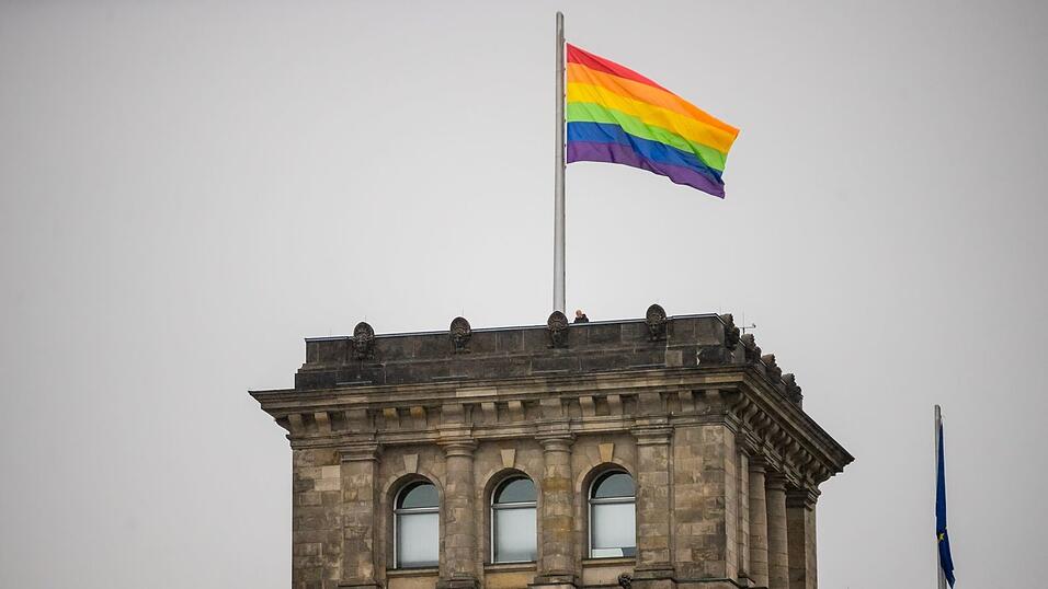 Die Regenbogenfahne auf dem Reichstag ist 2025 ein Zankapfel. (Archivbild)